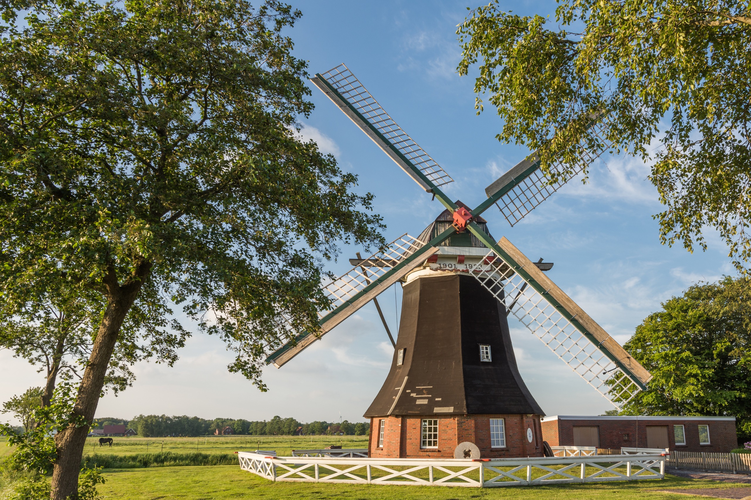 Windmühle bei Aurich in Ostfriesland