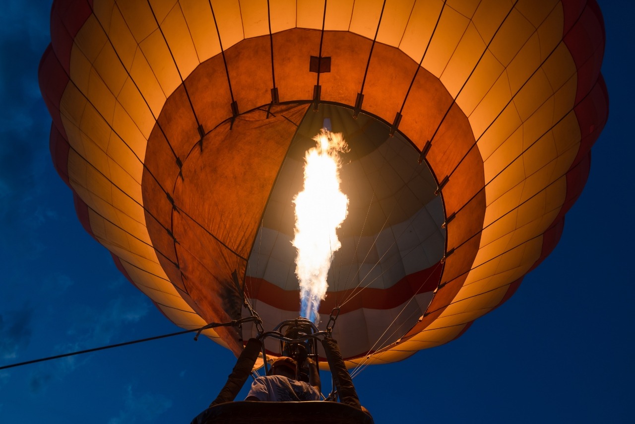Ballonstart in den Abendhimmel
