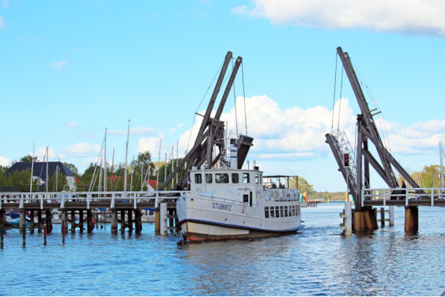 Ballonfahrt Rostock, Raum Greifswald & Ueckermünde, Schiff im Hafen