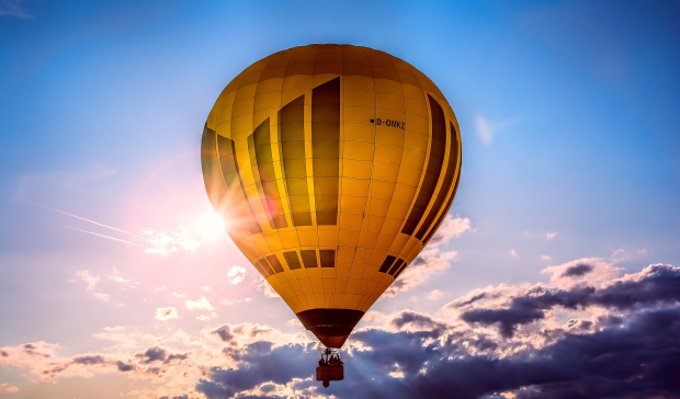 Ballonfahrt Mecklenburg-Vorpommern, Hei&szlig;luftballon am Himmel mit Wolken und Sonne