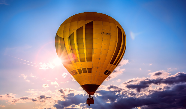 Ballonfahrt Schleswig-Holstein, Heißluftballon am Himmel mit Wolken und Sonne