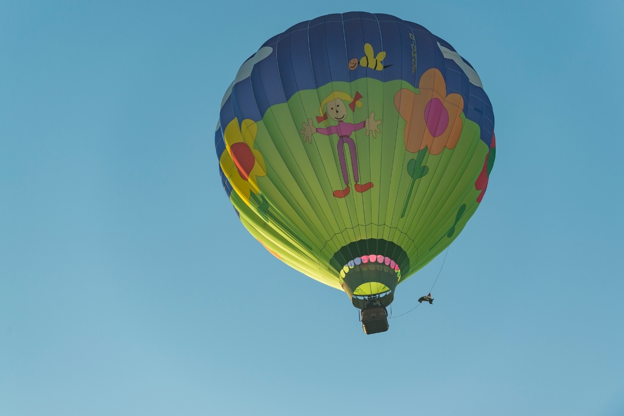 Blick auf einen fliegenden Ballon
