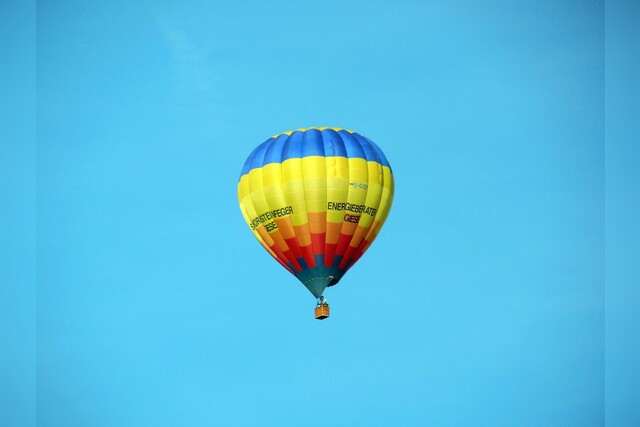Ballonfahrt Aalen, Heißluftballon am blauen Himmel