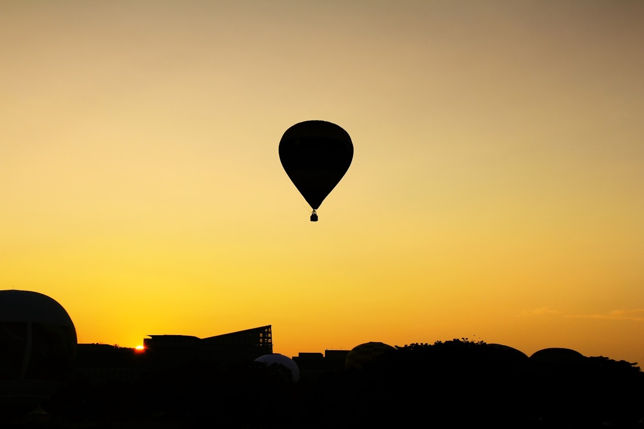 Heißluftballonfahrt im Sonnenaufgang